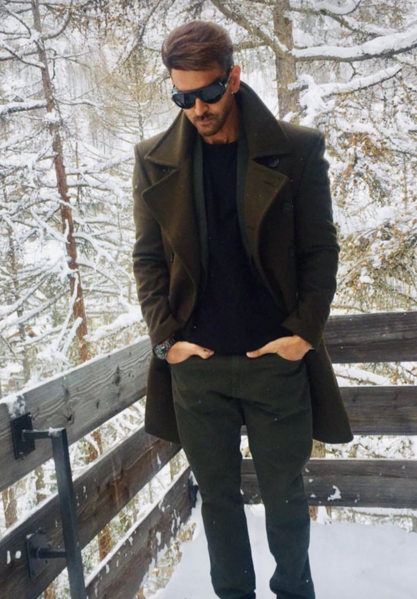 HrithikHRFC's tweet photo. think I look good , does that make me look bad 🤔  -  ~ @iHrithik via Instagram.
This is why he is the most handsome man of the world , damn hot🔥🔥
.
#weirdfacts #alwayscurious #whattodo #itactuallymakessense  -  ~ #HrithikRoshan via IG
#earlymorningbombbybae 😍 https://t.co/pgh1nGHOBm