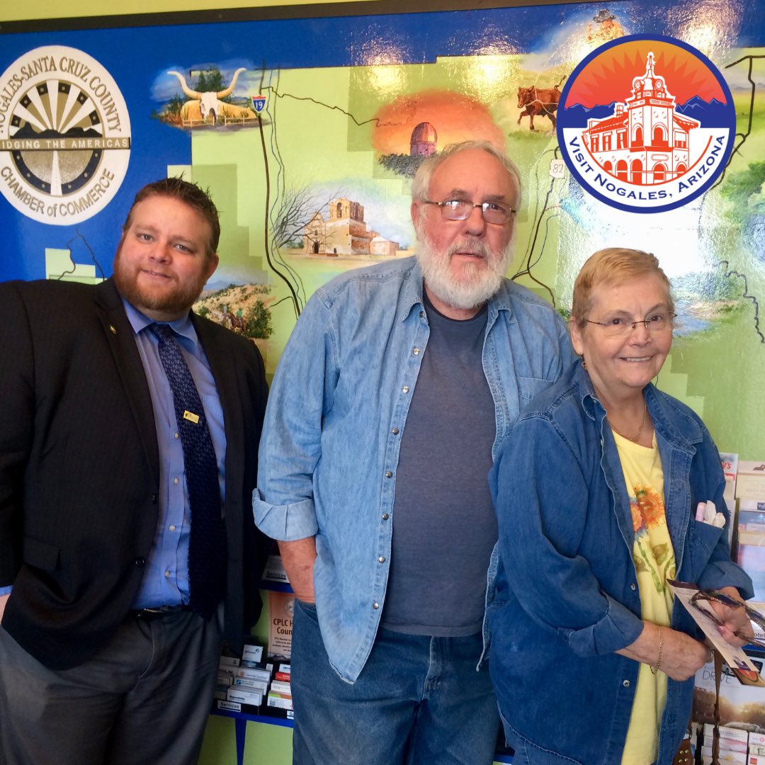 visitnogalesaz's tweet photo. Earlier today, it couldn’t have been more better timing for Joe Wright from @welovenogales to meet this lovely couple from #Illinois who were happy to speak more about their travel experience in #NogalesArizona! 🚗🛣 #VisitNogalesAZ #VisitArizona #BorderTravel https://t.co/6NuIb4kBUI