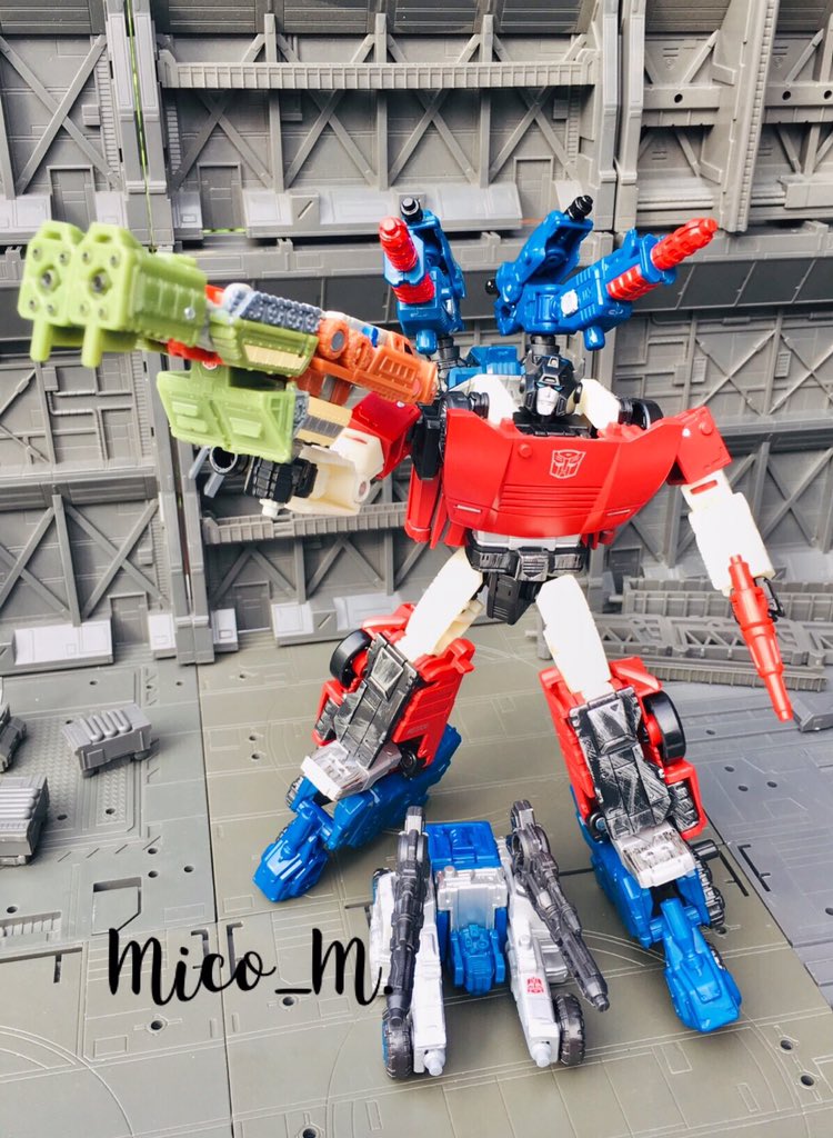 MLimquico's tweet photo. Weaponizing Sideswipe with Cog, the marketing gimmicks work. #transformerssiege #transformersgeneration1 #autobotsideswipe #autobotcog #cybertron #ransformers #takaratomy #transformersphotography https://t.co/T19tj9lMzj