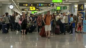 Nou rècord històric als aeroports✈️✈️: Les Balears superaren per primera vegada els 40 milions de passatgers al 2018, sobretot pel creixement del trànsit aeri a l'hivern. En el darrer trimestre de l'any, l'activitat es va disparar fins a un 19%.

Ampliem a <a href="/ib3radio/">IB3 Ràdio</a> <a href="/ib3noticies/">IB3 Notícies</a>