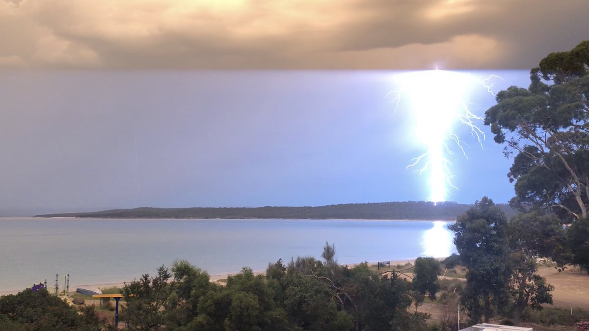 NicDancin's tweet photo. Crazy evening in southern TAS! @abcnews #abcnews #lightningstrike #stormwatch #slopingmain #lightning https://t.co/ljcdaf0pQ5