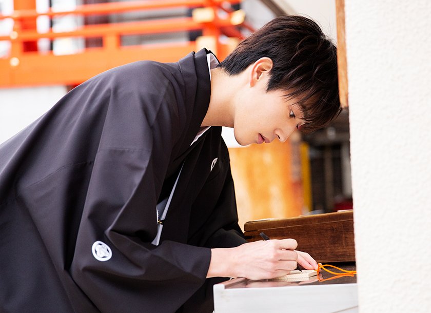 livedoornews's tweet photo. 【年男】袴姿の #杉野遥亮 とお参り！ 絵馬に書いた言葉は…？
https://t.co/berjPJBi0t

2018年は基盤を見つけた年。「それならば新しい年は、楽しいと思えるものに勢いよく突き進んでいくしかないんじゃないか」 https://t.co/0YLmHTUQJp