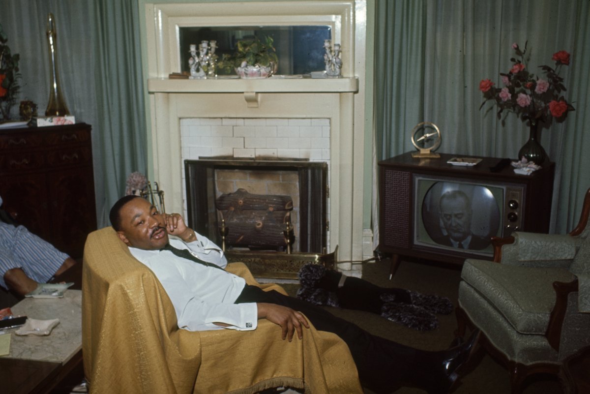 Essence's tweet image. Today marks what would have been Martin Luther King Jr.'s 90th birthday. We will forever honor him for his courage, major sacrifices and the teachings he left behind. RIP, #MLK. trib.al/AhclgKC