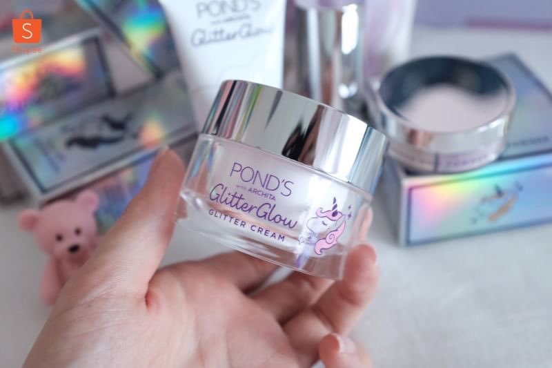 Viviennewonder's tweet photo. Pond’s น่ารักมากเธอ โฮโลแกรมสุด คอลเล็กชั่น Glitter Glow with Archita แนวผิวโกลว์กำลังมาแรง ทั้งหมดคือเมกอัพและครีมบำรุงให้ผิวฉ่ำมีมิติ วี่มีมาแจกทั้งเซ็ตด้วย 2 เซ็ต แค่ RT ก็พอประกาศ 5 กพ นี้จ้า ลุยเลย https://t.co/24TQYTRy6W