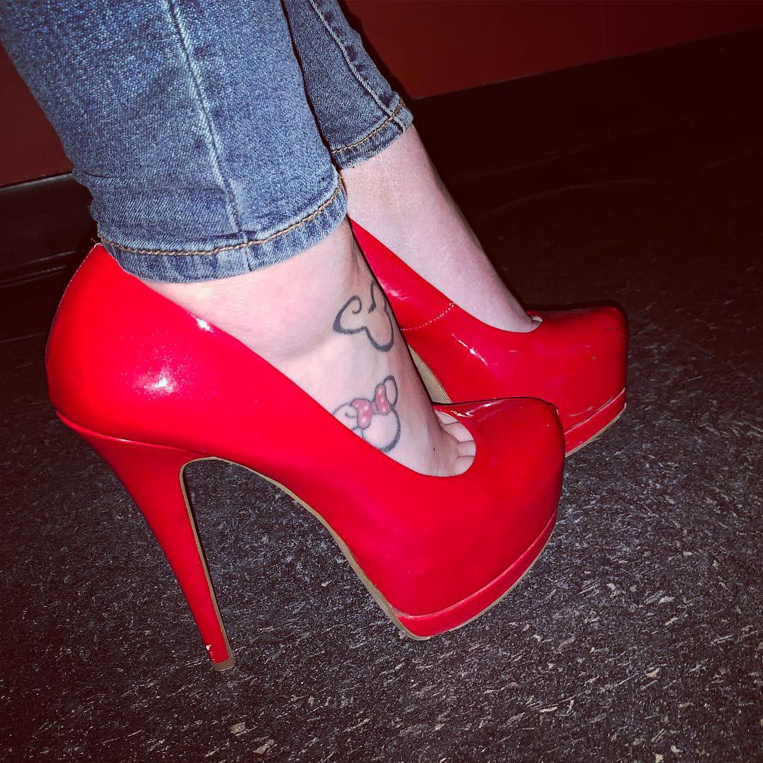 Disney_Alli's tweet photo. The stunning @shoedazzle Alicia w/ @justfabonline skinnies and a gorgeous @lularoe Shirley #shoes #shoefie #shoestagram #shoesoftheday #sotd #outfitoftheday #ootd #highheels #lularoe #lularoeshirley #highheeledshoes #redhotheels #pumps #shoelover #shoefreak #shoeporn #shoewhore https://t.co/zwuZWQHta3