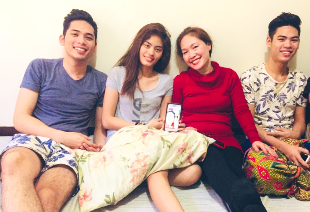 zecenialle's tweet photo. Yung nagising kayong magkakapatid kasi may mga bisita π±π·π±π·
Thank you Tita! #magamata #bagonggising https://t.co/nbRiLIEiA2