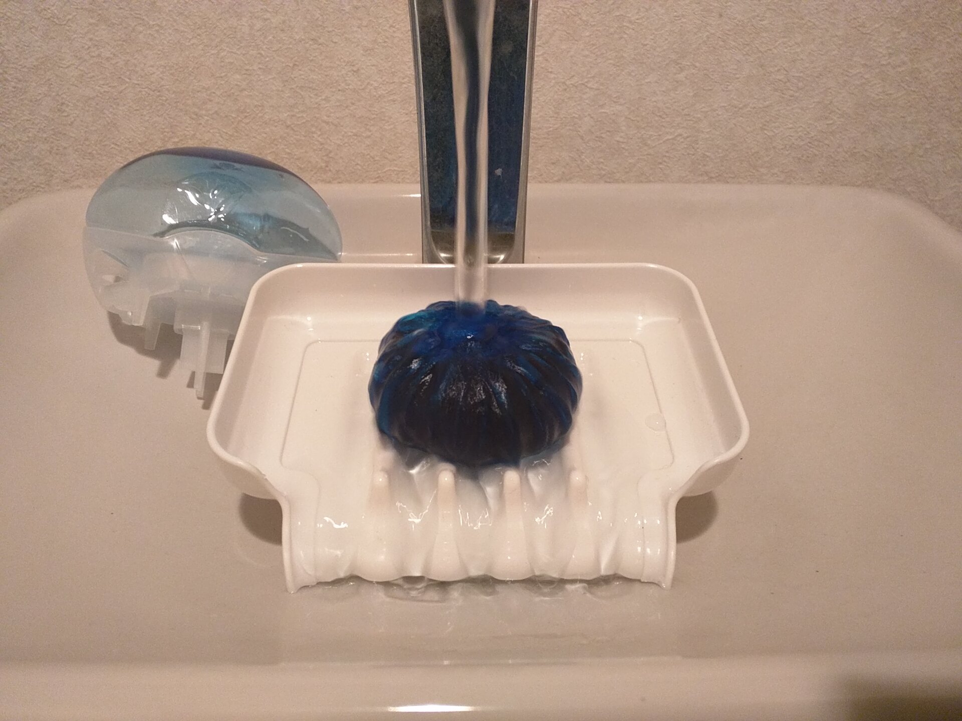シイラ サバゲ行きたい Di Twitter 水を流さなくても ブルーレットおくだけ の中身が日に日に減っていくので 100均アイテム2つで代用することにした 効果がどの程度かは知らん T Co Diimbrcvqk Twitter