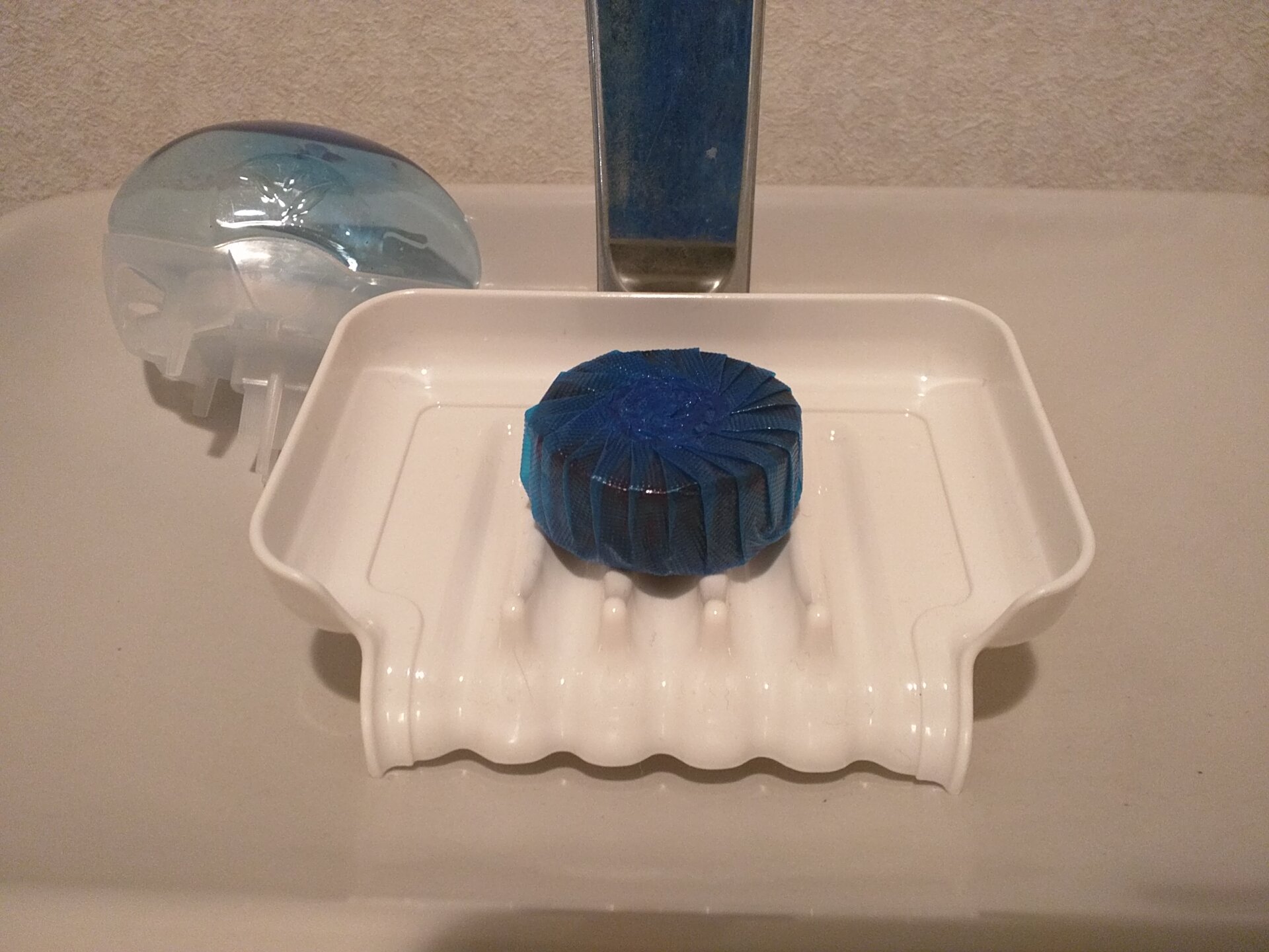 シイラ サバゲ行きたい Di Twitter 水を流さなくても ブルーレットおくだけ の中身が日に日に減っていくので 100均アイテム2つで代用することにした 効果がどの程度かは知らん T Co Diimbrcvqk Twitter
