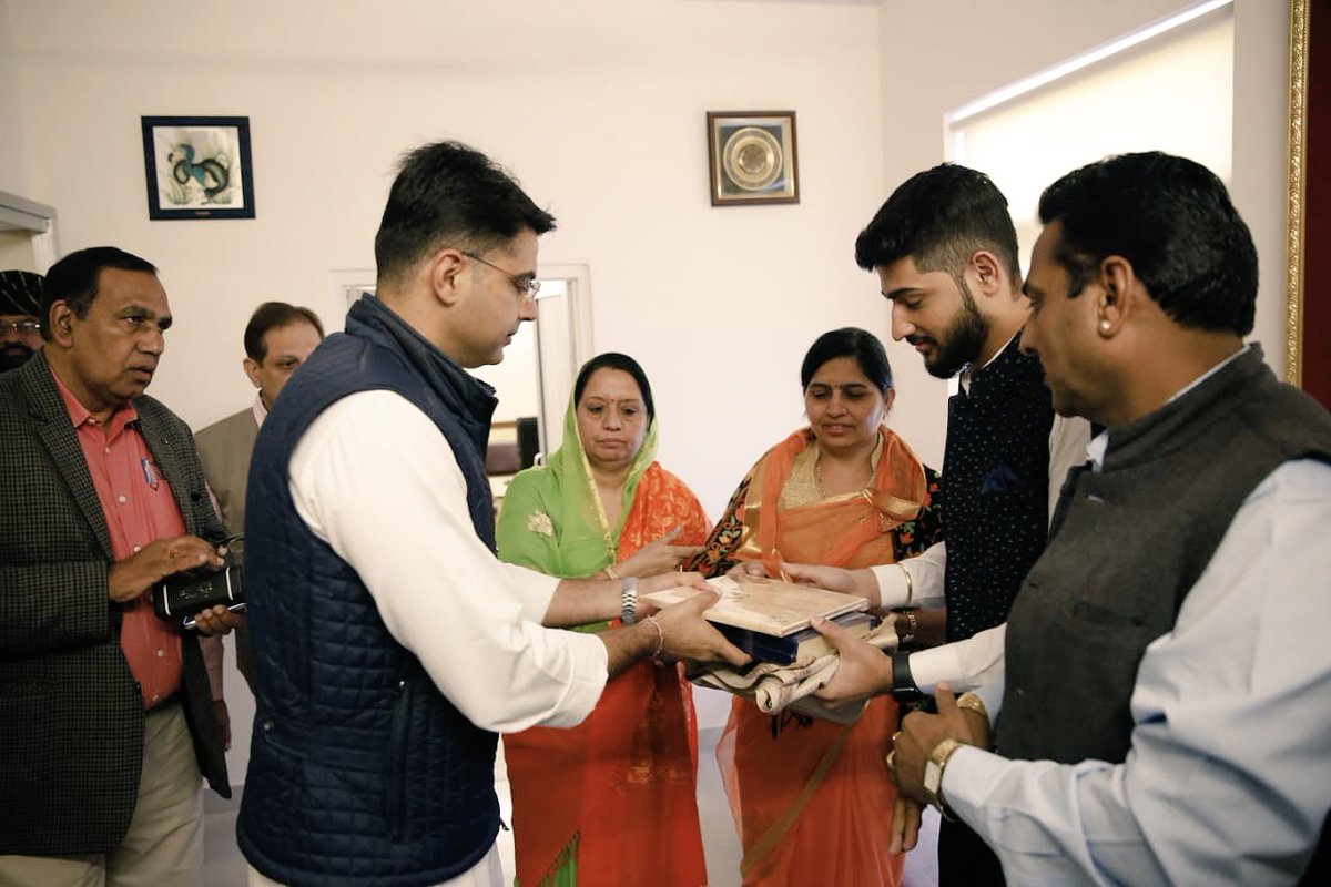 SachinPilot's tweet photo. निवास स्थान पर विभिन्न क्षेत्रों से आये हुए कार्यकर्ताओं से मुलाकात की। https://t.co/yNyA9quvCe