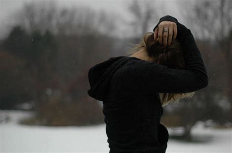 Видео грусти. Девушка зимой со спины. Женщина спиной зима. Грустные картинки. Девушка в печали.