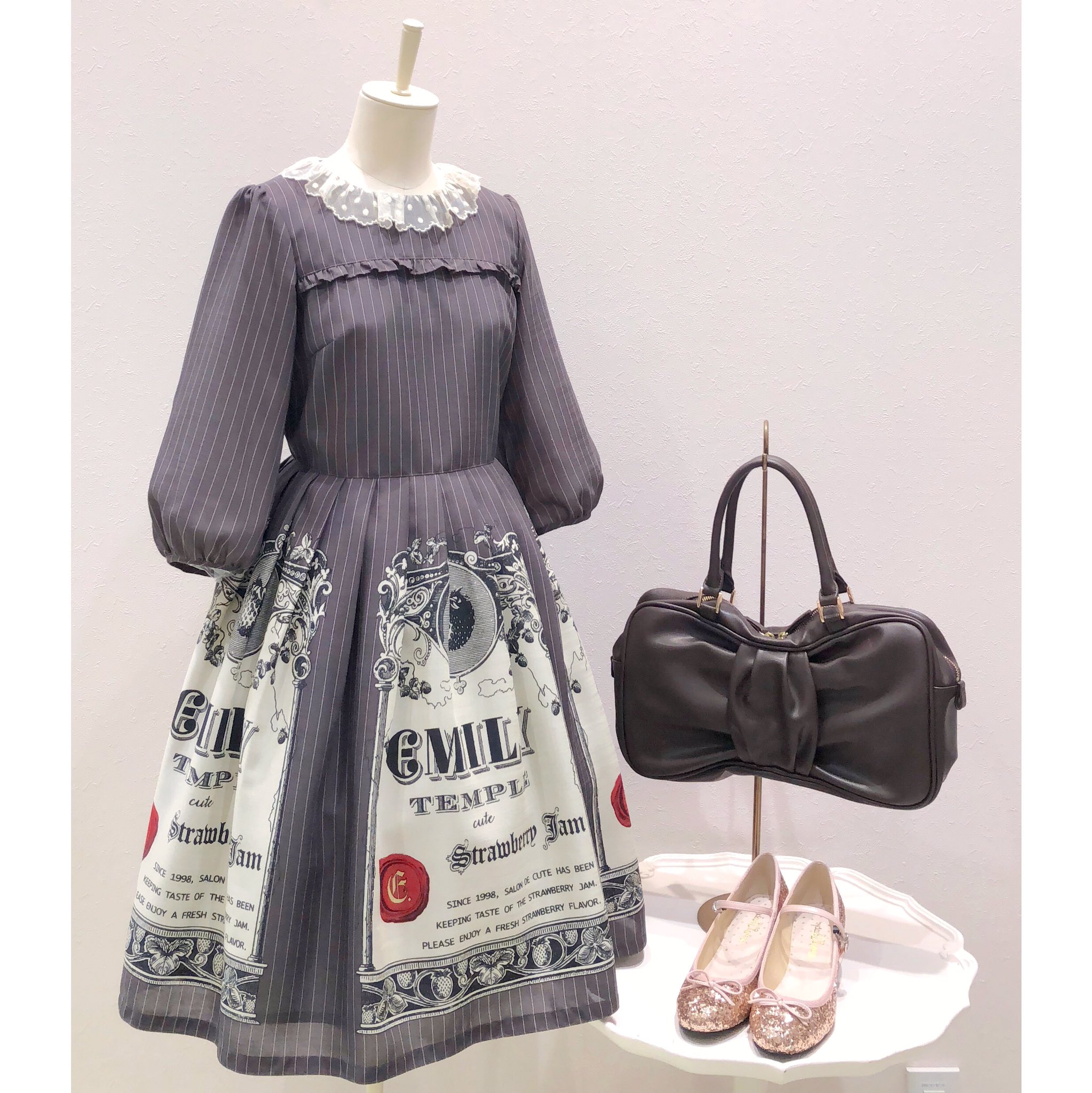 Emily Temple Cute新宿店 春物の Paquet ワンピース 27 800 Tax グレーをご紹介 英国の エリザベス女王の結婚式で提供されたワインをオマージュしたジャムラベルのプリント 赤みがかった珍しいグレーはブラウンやピンクのアイテムとも相性抜群です