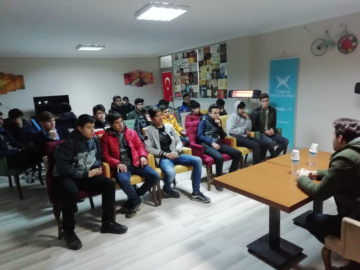 Eşme devlet hastanesi baş hekim yardımcısı doktorumuz sayın Selim  ERBİL Beyefendi kariyer günleri kapsamında  ögrencilerimizle birlikte sohbet etti.  
#tugva
#tugvaesme