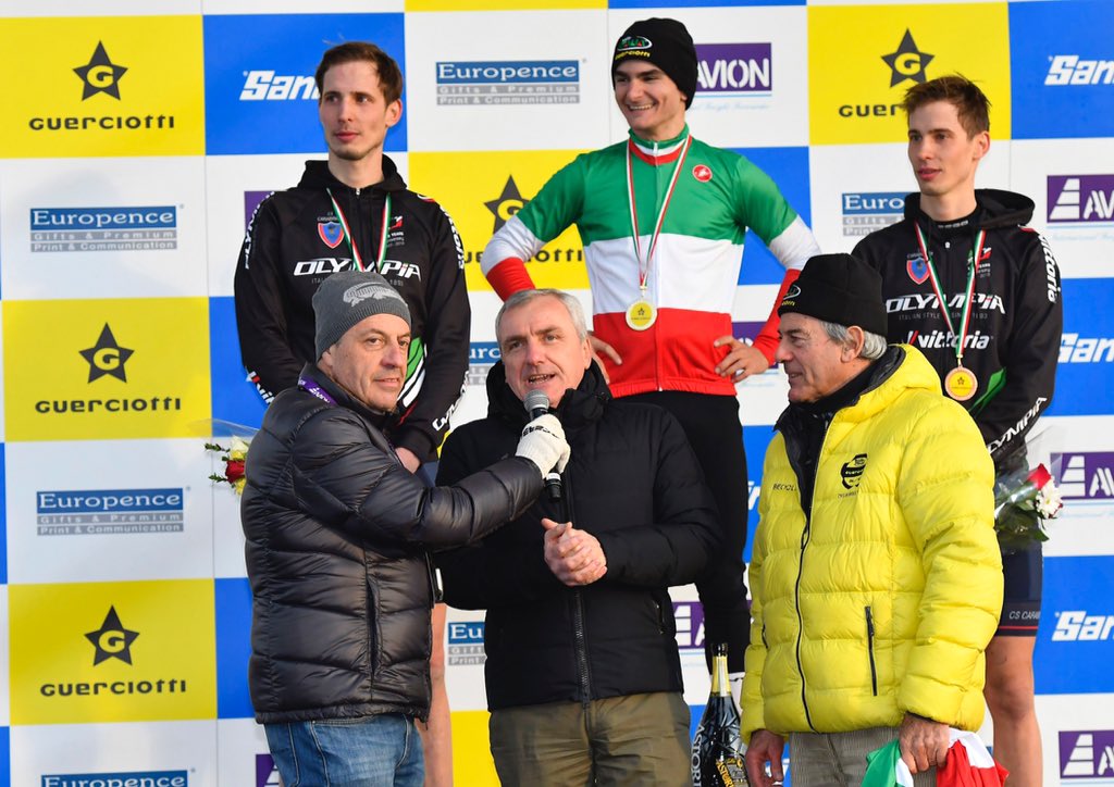 sandrobrambilla's tweet photo. #Idroscalo di #Milano #Campionatiitaliani di ciclocross 2019 -- in prima fila #AlessandroBrambilla #presenter , #DiCataldo , #PaoloGuerciotti , in seconda fila podio elite professionisti : il secondo classificato #LucaBraidot , il vincitore @gioelebertolini e 3.#DanieleBraidot https://t.co/oyGZ6CpgVy