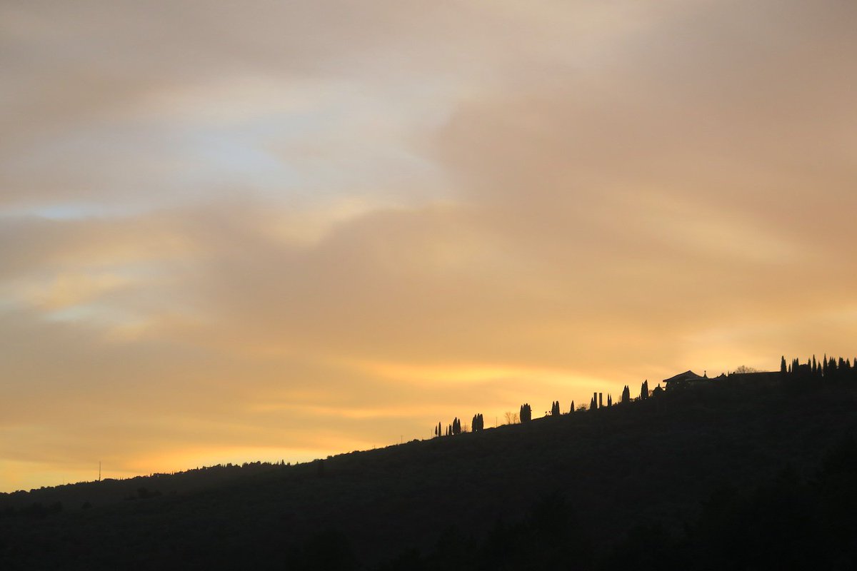naoko_perugia's tweet photo. #NuvoleRose #tramonto sul colle di #CittàDellaDomenica. #Perugi a #Umbria #Italy #sunset #pinkclouds 丘の向こうに日が沈み、#雲 が金色、桃色に。#トラジメーノ湖 の #夕焼け も、この空とかつての湖の #夕景 から想像してみました。#イタリア #ウンブリア #ペルージャ https://t.co/ao4hJgWUMr https://t.co/wD1TnS7Qfm