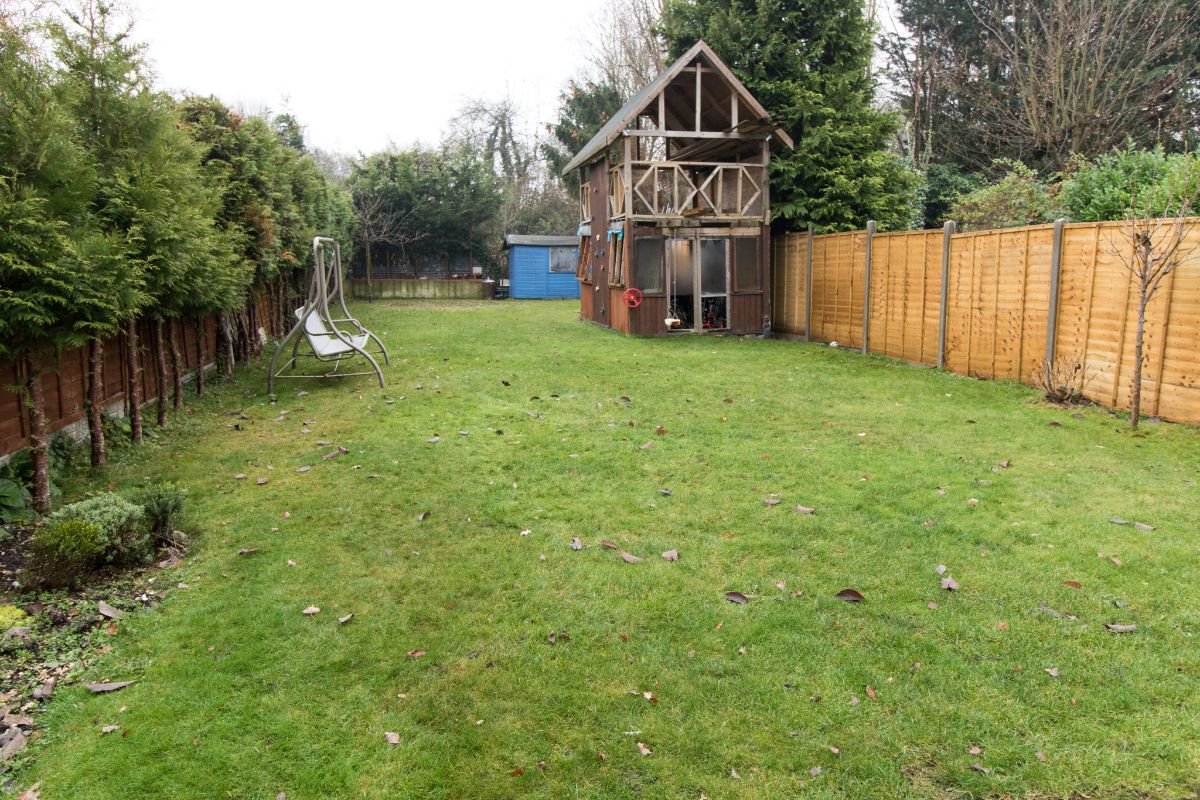 hallwaysprop's tweet photo. Kick off 2019 with this #4Bed #SemiDetached #ForSale in #Coulsdon. Mins walk to trains with links to #London

4 doubles|Alarm &amp; video entry|Over 3 floors|High-end Master Bedroom Suite|School catchment|Shaker-style kitchen|Level Rear Garden

Book viewing @ https://t.co/FaBhZUpUAk https://t.co/CU7Q9WY4bq