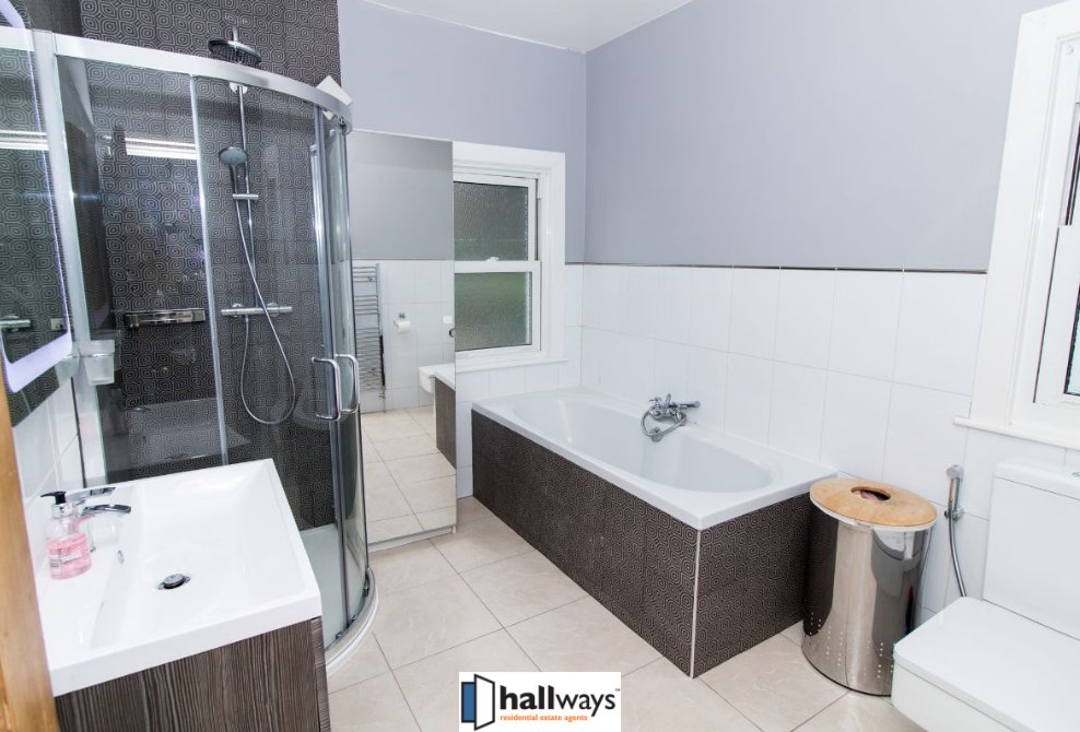hallwaysprop's tweet photo. Kick off 2019 with this #4Bed #SemiDetached #ForSale in #Coulsdon. Mins walk to trains with links to #London

4 doubles|Alarm &amp; video entry|Over 3 floors|High-end Master Bedroom Suite|School catchment|Shaker-style kitchen|Level Rear Garden

Book viewing @ https://t.co/FaBhZUpUAk https://t.co/CU7Q9WY4bq
