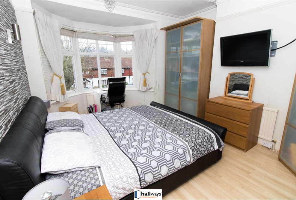 hallwaysprop's tweet photo. Kick off 2019 with this #4Bed #SemiDetached #ForSale in #Coulsdon. Mins walk to trains with links to #London

4 doubles|Alarm &amp; video entry|Over 3 floors|High-end Master Bedroom Suite|School catchment|Shaker-style kitchen|Level Rear Garden

Book viewing @ https://t.co/FaBhZUpUAk https://t.co/CU7Q9WY4bq
