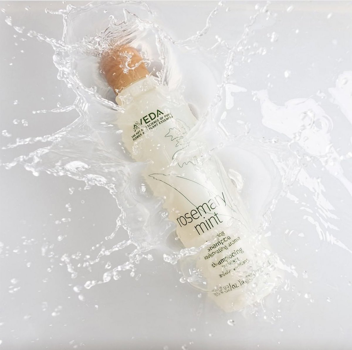 Rosemary mint purifying shampoo and conditioner. 
Micelles and white vinegar gently clarify hair (without stripping) and adds body and shine 💧🍃
.
.
.
#aveda #avedauk #avedaproducts #organic #vegan #hairproductsthatwork #productstyling #crueltyfree #hairproducts #rosemarymint