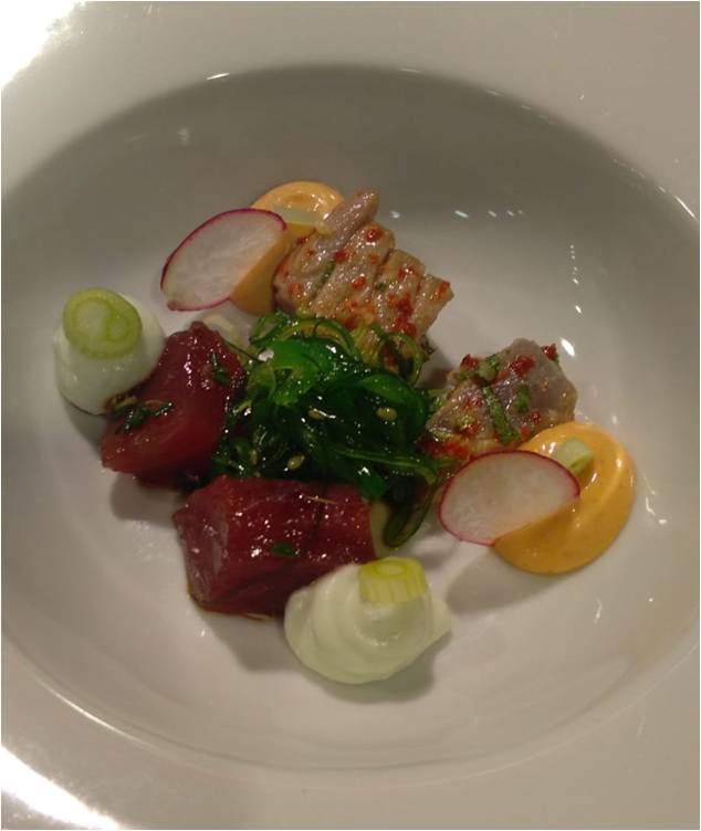 En La Trastienda nos gusta combinar estilos culinarios siempre con nuestro toque personal y por supuesto, con la mejor materia prima. Como esta mezcla de atún marinado al estilo asiático con atún macerado peruano. Rico no... ¡¡¡riquísimo!!! 🤤#CocinadeMercado #MercadodeSanAnton