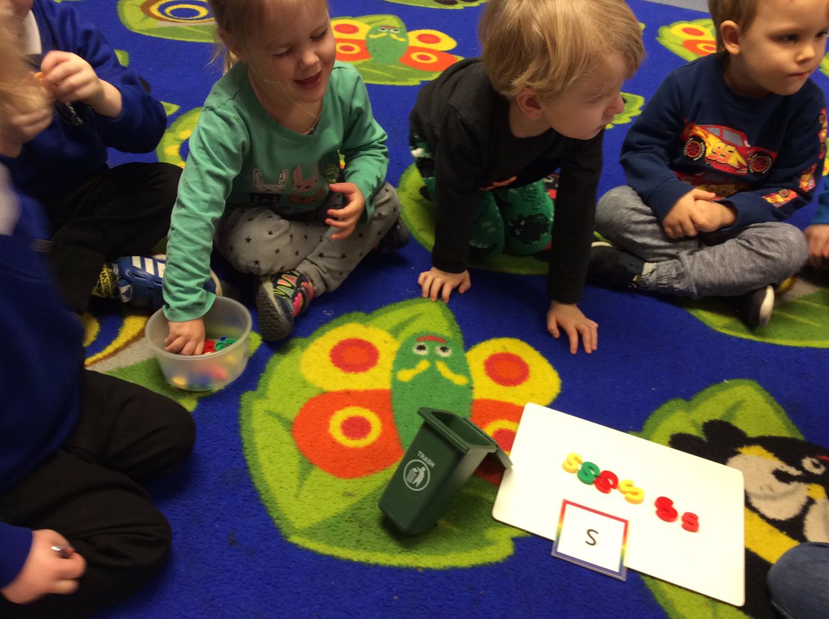 RabbitsClass's tweet photo. PreSchool are looking at the ‘s’ sound in Phonics this week. These little super 🌟 stars 🌟 sorted out letters, finding all the s magnetic letters and then found our sound around the classroom #phonics #sisforsnake #aiminghigh https://t.co/bK7UmfNIXx