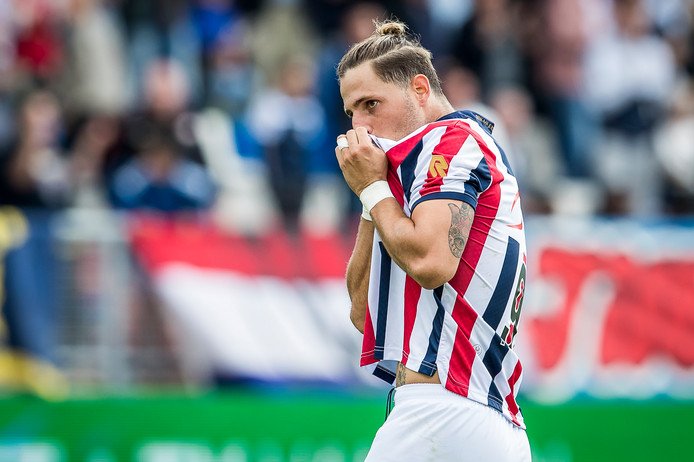 WillemIINews's tweet photo. Sol, de man die ons niet liet denken aan degradatie,
De man die na een gemiste kans harder werd toegezongen dan bij een doelpunt.
Sol, voor altijd in het hart van elke willem II supporter. 
Jij was niet zomaar een speler, jij was een willem II’er!

Adios Sol! ❤ https://t.co/nSN840Wqjg