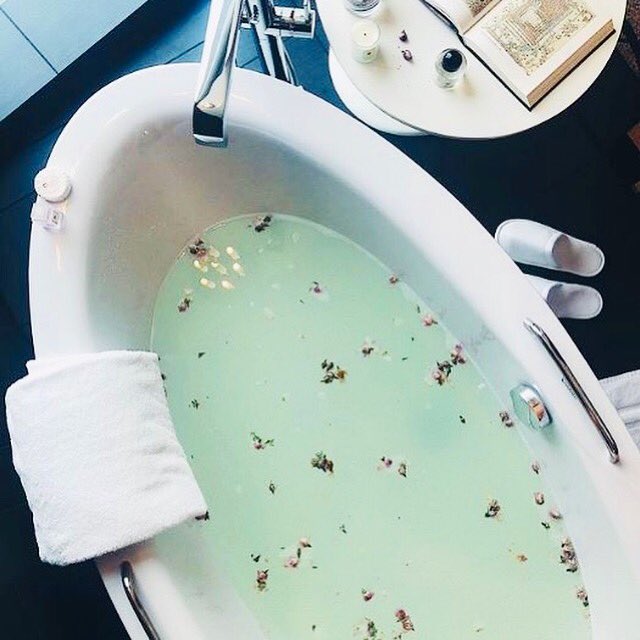 Don’t  you think it’s a great day to relax?
#anya_bylina felt the same way at #SofitelDubaiDowntown