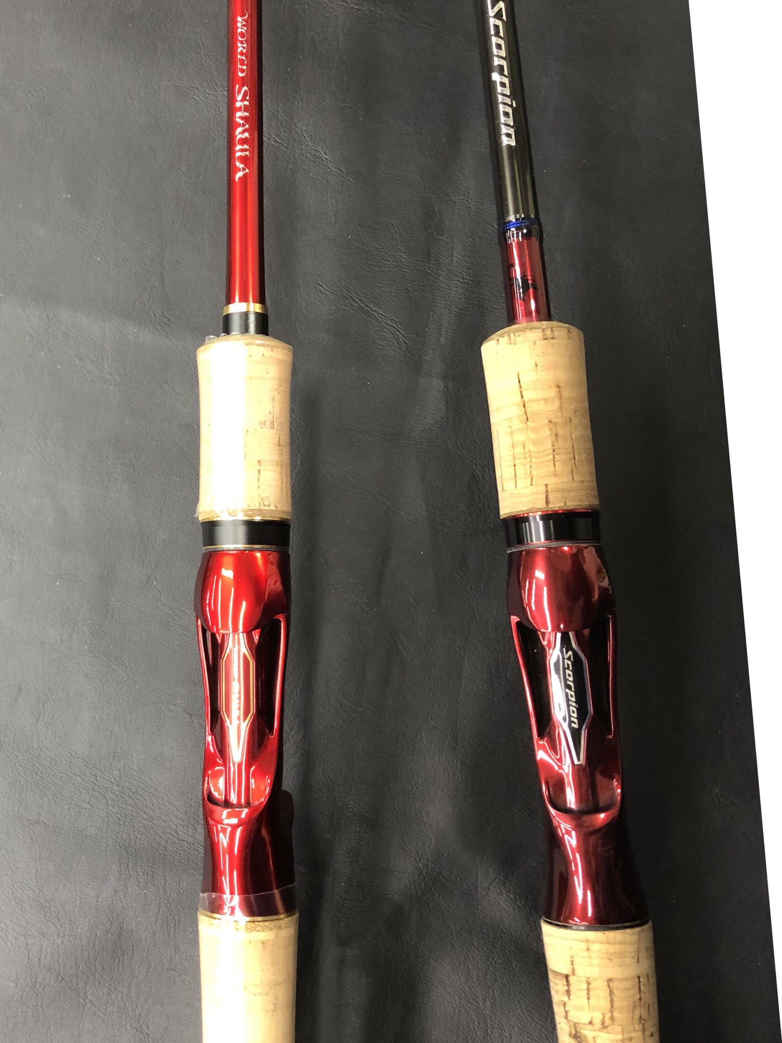 おさむん 潮来つり具センター スコーピオンがワールドシャウラに似ているというツイートを沢山みかけたので比較してみました スコーピオンロッドの方が色が暗いワインレッドのカラーになってます T Co D1ormzgqih Twitter