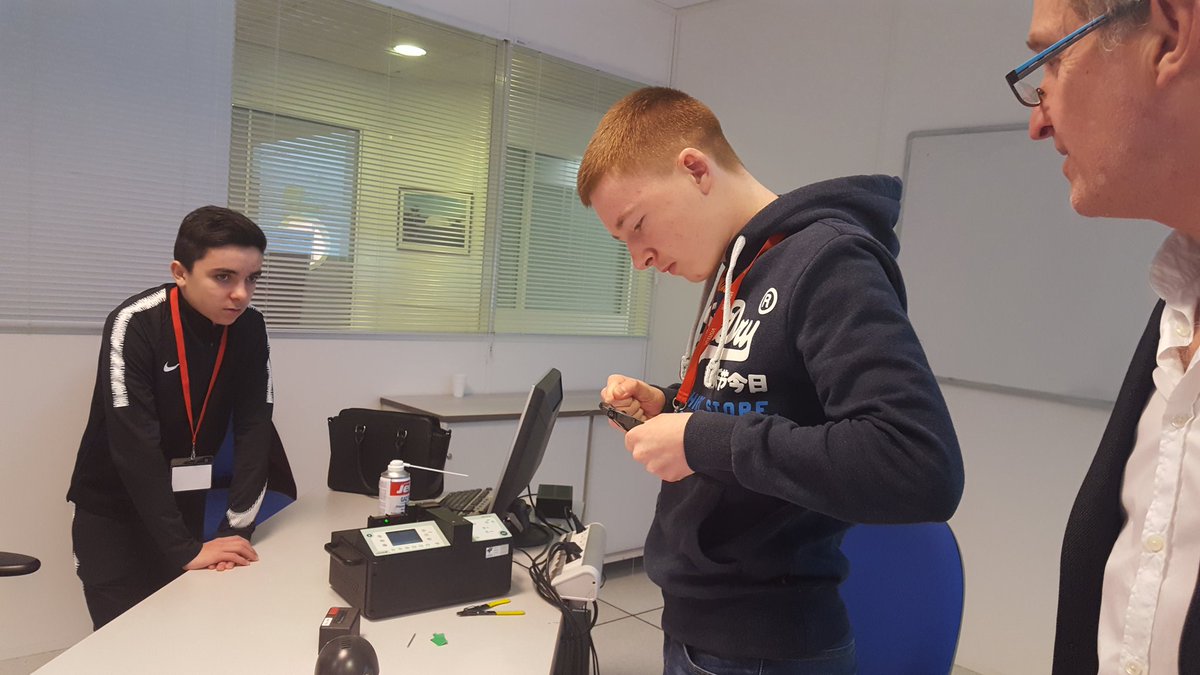 BzhP's tweet photo. [LIVE] 2ème jour de #ClasseEnEntreprise pour les élèves de 3ème de #Plouagat. Aujourd'hui RDV à @nokia avec une visite du @OurTiGarage et une nouvelle session de notre atelier @BzhP sur la #FibreOptique. En espérant avoir suscité des vocations...😊 #photonique https://t.co/MUUFULEHqn