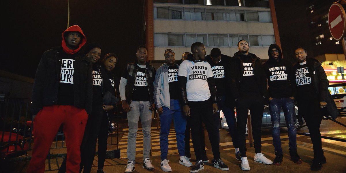 💬"Fais pas le malin ou tu vas rejoindre ton pote" 

Depuis le décès de Curtis, ses proches subissent le harcèlement de la police : contrôles à répétition, insultes, menaces… Ils dénoncent aussi l’inertie de la mairie. 

streetpress.com/sujet/15474673…