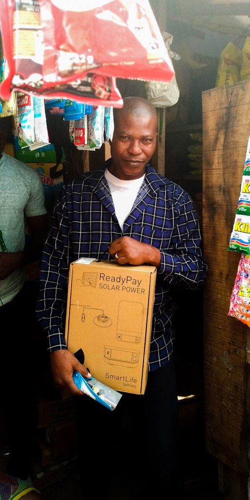 Thanks to the #smartlife solar kit, Mr Osofisan now enjoys uninterrupted #cleanenergy. Setting our sights on bringing #solarpower to the millions of rural homes #offgrid in Nigeria.
#lightyourhomethebetterway #affordableenergy #payasyougo