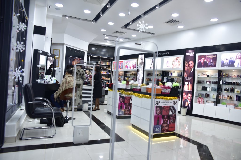 SamoryBeauty's tweet photo. Les meilleurs parfums du monde sont à l'abri à #SamoryBeauty dans @KigaliHeights et ils réclament leur place dans la splendeur et bonne odeur de chaque jour de votre vie.
#Qualité
#Originalité
#PrixImbattable https://t.co/0JDq0pqs85