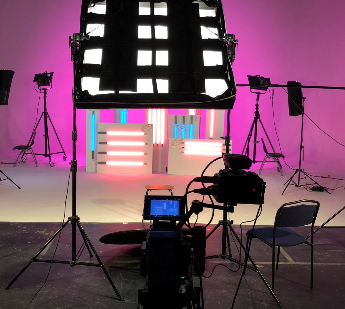 ACFX_STUDIO's tweet photo. Tournage en cours dans le Studio Transpalux / ACFX, à Tourcoing. #Transpalux @plaineimages #refletsvideo @Nocibe #beauty https://t.co/Ok7rUhatZa