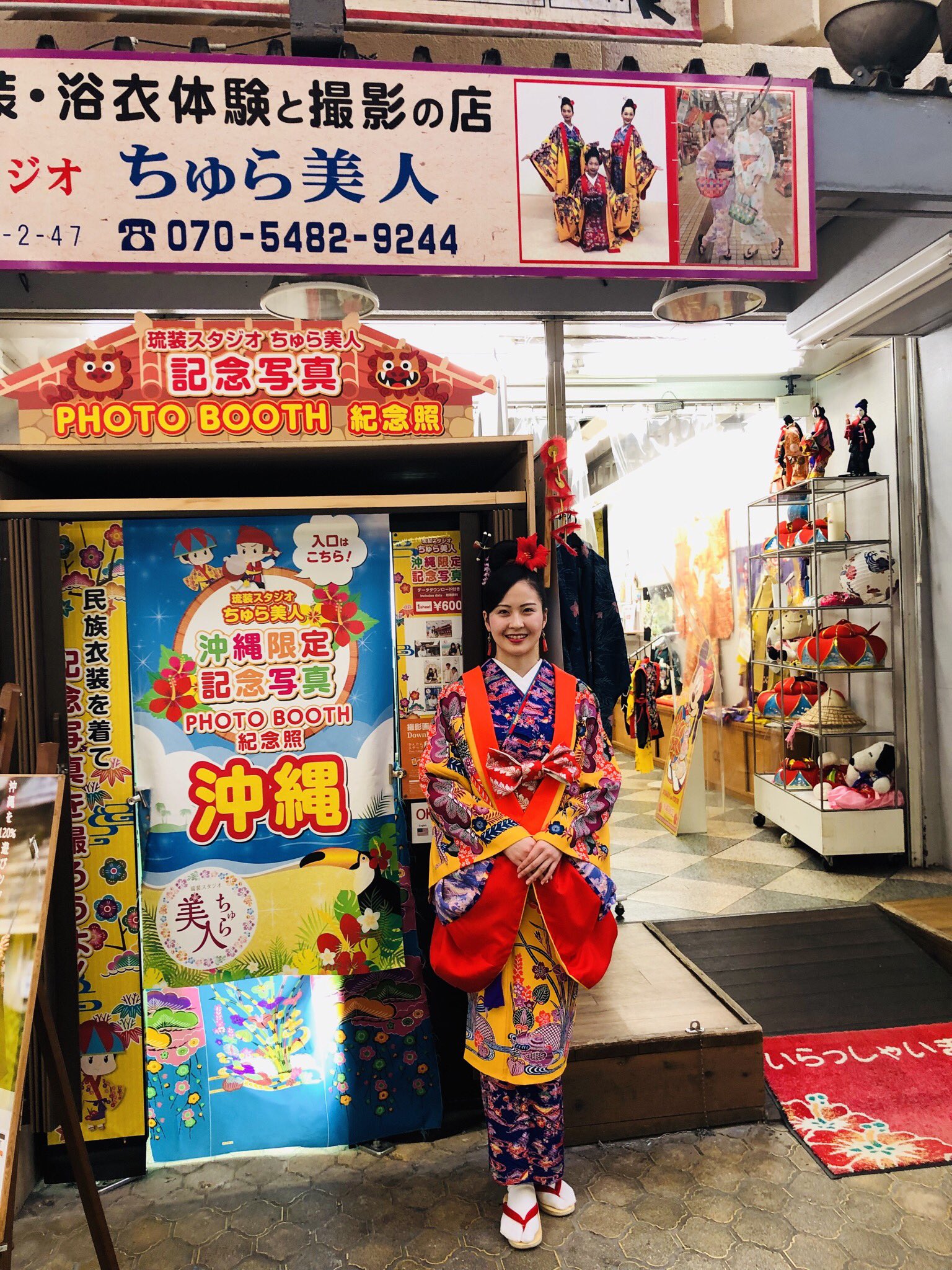 公式 那覇観光キャンペーンレディ 琉装スタジオ ちゅら美人 国際通り 平和通り こちらでは子供から大人まで 気軽に 琉装 琉球民族衣装 の 体験ができます スタジオ内で撮影する簡易コースから 衣装を着たままお出かけできる お散歩コース