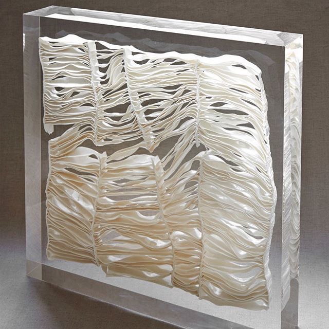 Whilst I’m travelling, another opportunity to post an old work- Porcelain in Perspex - I like the reflections and distortions around the block. .
.
.
#porcelain #porcelainart #porcelainsculpture #perspex #lucite #ceramics #ceramicart #contemporaryinterio… bit.ly/2FzWF7m