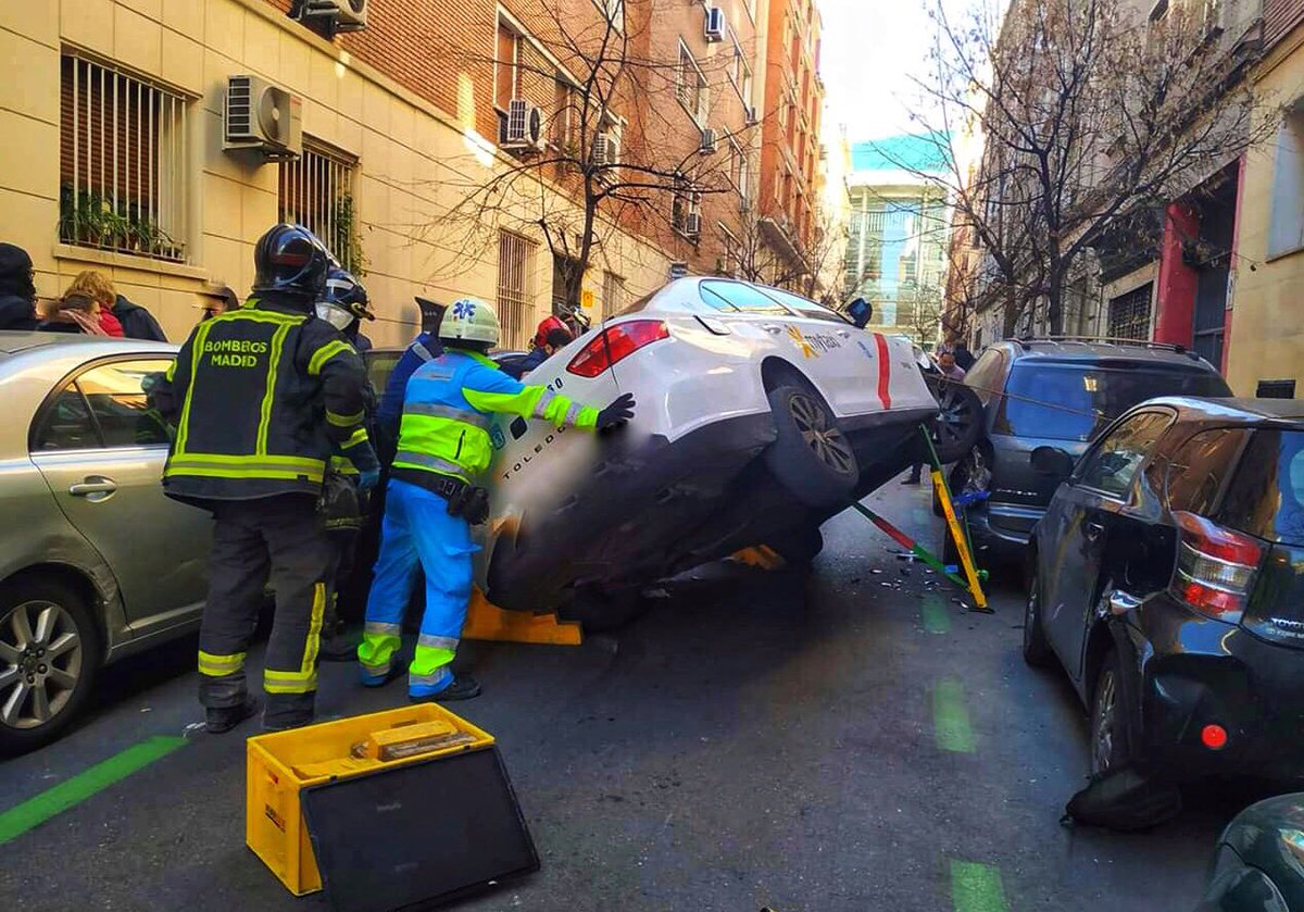 franjagarpi's tweet image. Me pasa esta foto un compañero de #SAMUR que trasladó a la pasajera del vehículo. 
Te das cuenta @danyputnam cómo hay que seguir fomentando el movimiento #TESenforma 😂
Ves qué fuerte está el #TES de la foto? (ah, que soy yo) 💪😂