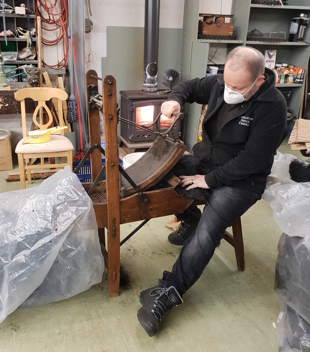 UpholsterySkill's tweet image. Carding the black coir fibre this morning to make it light and fluffy for our students to use! #upholstery #classes #amusf #essex