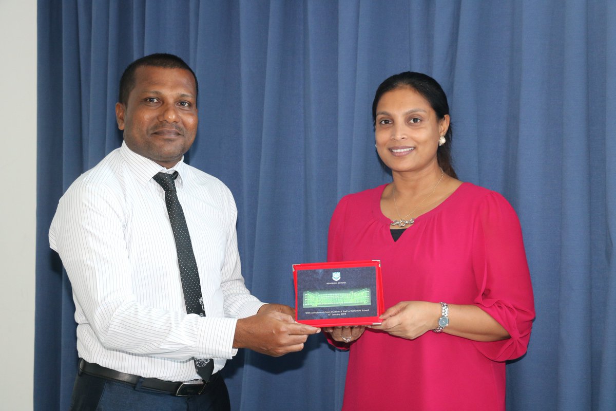 ދިރާސީ އާ އަހަރު ފެށުމާއި ގުޅިގެން މިނިސްޓަރ ޑރ އާއިޝަތު އަލީ ރެހެންދި ސްކޫލަށް ޒިޔާރަތް ކުރެއްވުން. <a href="/aisthly/">Aishath Ali</a> <a href="/RehendhiSchool/">Rehendhi School</a>