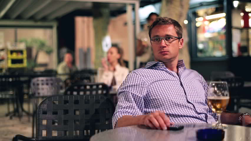 - Bon, il devrait pas tarder...
- Ah ben enfin ! Patella !