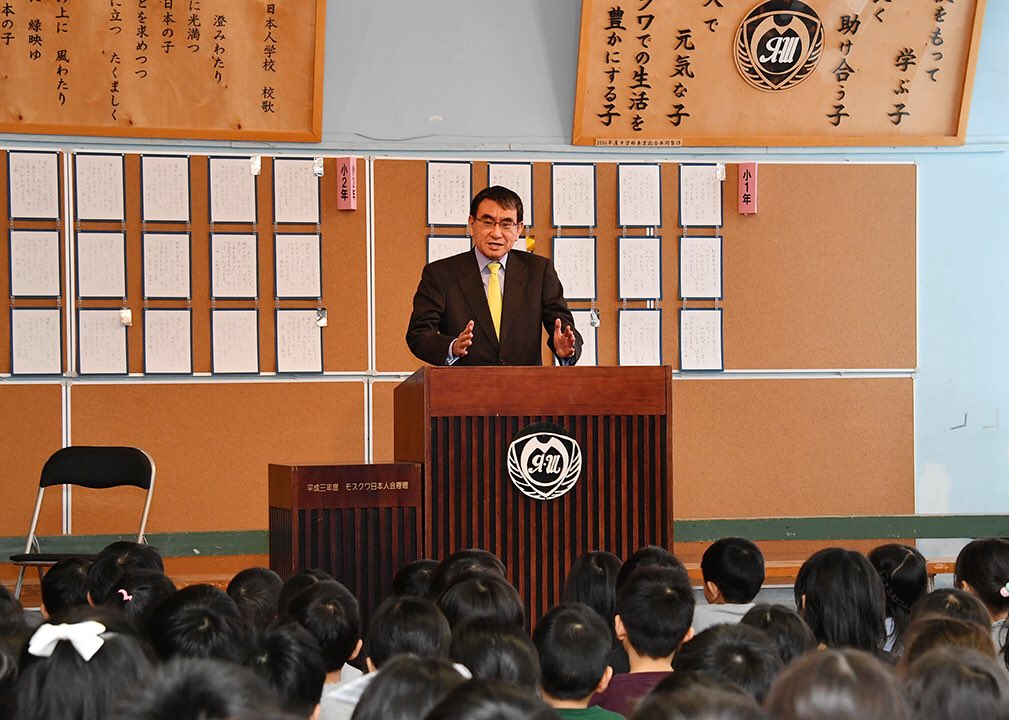 河野太郎 モスクワ日本人学校を視察しました 校舎の4階5階にある日本人学校には122人の生徒がいますが 2階3階はイタリア学校 1階はフィンランド スウェーデンの学校と校舎の環境から国際的です テニスコートの表面を凍らせたスケートリンクでスケートの