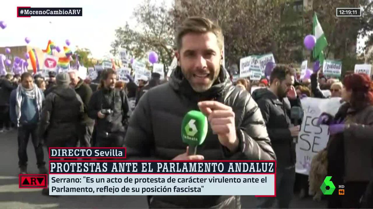 DebatAlRojoVivo's tweet photo. 🔴 Concentración multitudinaria a las puertas del Parlamento de Andalucía, aunque el calificativo "kale borroka" no encaja. #MorenoCambioARV ➡  https://t.co/ic5260jSfe https://t.co/8LuIaC7alw