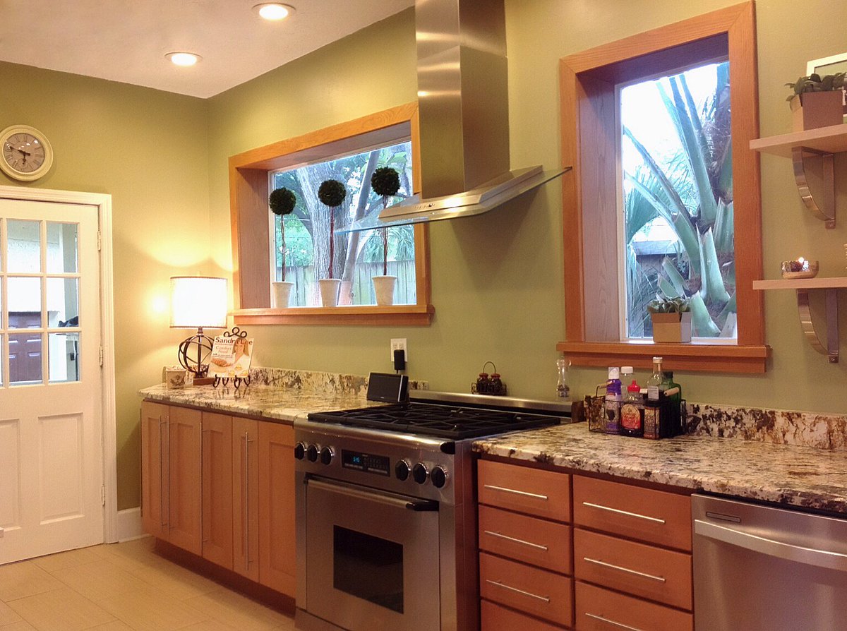 TweakYourSpace's tweet image. $500 Kitchen Makeover! ON THE BLOG TODAY...  When our kitchens aren't functioning as well as we'd like them to, it helps to know that you don't have to break the bank and turn to a complete remodel to make it functional and inviting. CLICK ow.ly/kNz050kcJuP