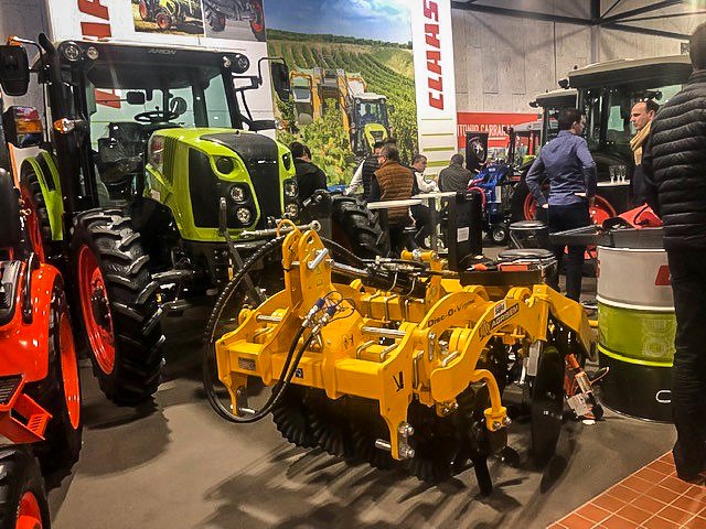 agrisem's tweet photo. Nous sommes actuellement au @SIVAL_ANGERS sur le stand de notre concessionnaire #SAVAS avec un Disc-O-Vigne.
.
.
.
#sival19 #angers #vigne #desherbage #travaildusol #wineyard #tillage https://t.co/HbVEf5h5G7