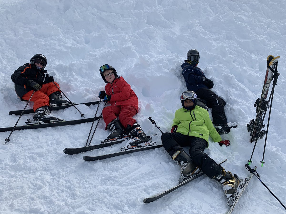 2019_ski's tweet photo. Some of our groups under a blue sky today https://t.co/ztefP8bv6d