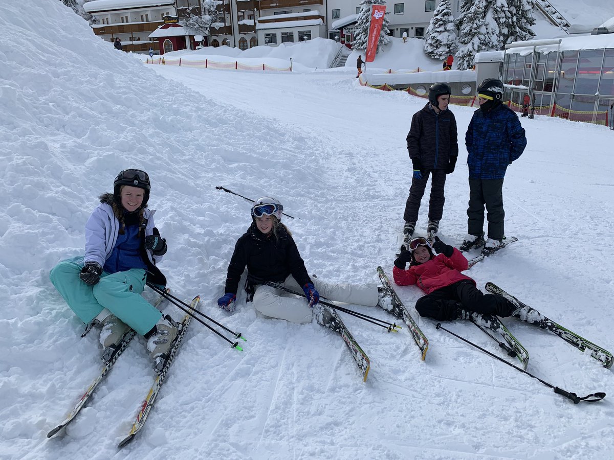 2019_ski's tweet photo. Some of our groups under a blue sky today https://t.co/ztefP8bv6d