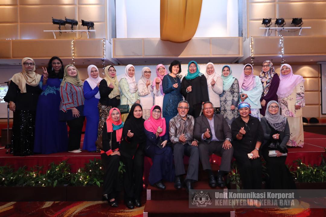 Mantan KSU <a href="/MOWorks/">でやんす</a> <a href="/ZohariAkob/">Dato Sri Zohari Akob</a> merakamkan kenangan berfoto sempena Majlis Sekalung Budi bagi menghargai jasa dan sumbangan beliau sepanjang berkhidmat di <a href="/MOWorks/">でやんす</a> <a href="/JKRMalaysia/">JKR Malaysia</a> <a href="/LLMrasmi/">LLM</a> @LLMinfotrafik