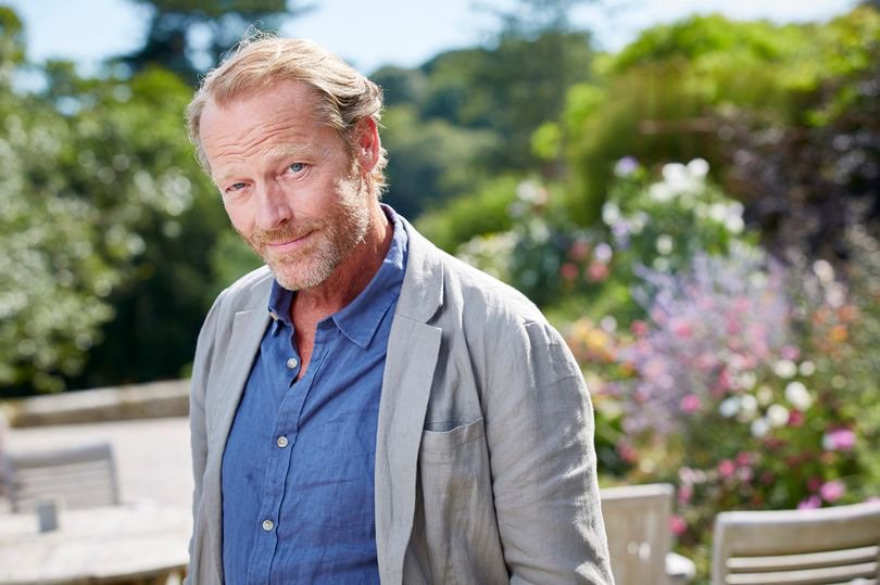 LipServicevoice's tweet photo. Don't forget to tune into @SkyOne tonight for the last Ep of the series! #Delicious3 #IainGlen https://t.co/oHCBd2Q8sf