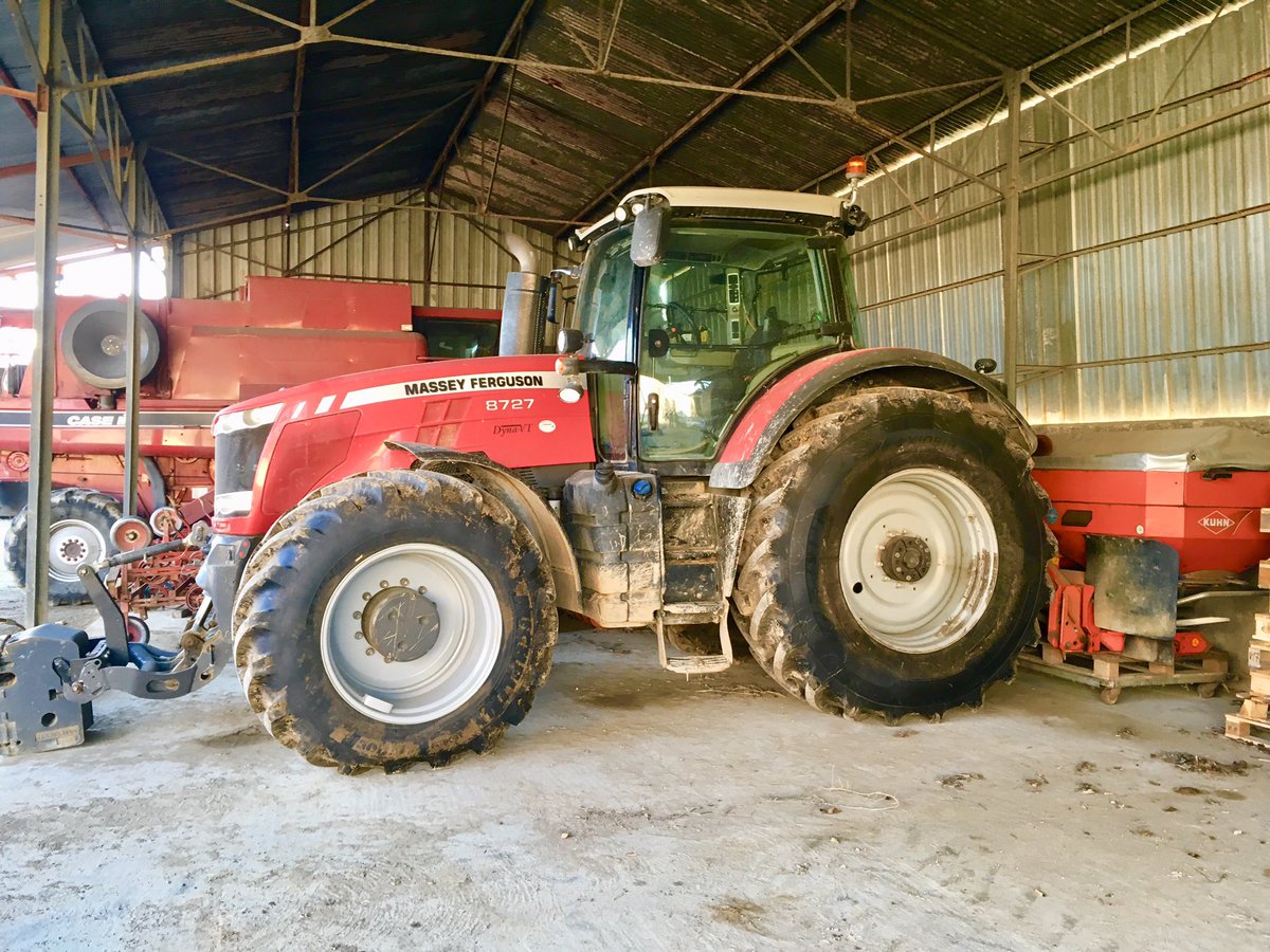 MaxChampopro's tweet photo. Un bel équipement sur @MF_EAME en @MichelinAgriFR #axiobib2 en 2,15m en 650/85R42 https://t.co/LYP40jJXl9