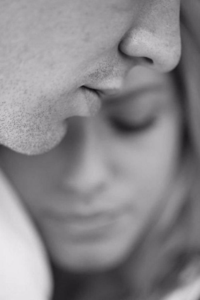 poemprose's tweet image. چلو پھر باتیں کرتے ہیں 
 پھر ہنستے روتے ہیں  
چلو پھر خود سے ملتے ہیں  
ٹوٹے سرے جوڑتے ہیں 
چلو یوں کرتے ہیں 
ہم پھر سے ملتے ہیں