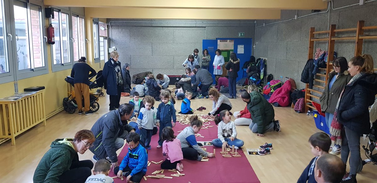 FEDACSuria's tweet photo. #famíliaescola gaudint del Kapla, un joc de construcció que permet treballar diferents #inteligenciesmultiples. https://t.co/Ud4jQopCq4