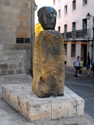 BibliotecaSoria's tweet photo. Paseo por #Soria. Cuando #ArteyLiteratura se unen: Esta vez la ruta nos lleva a las puertas del @iesmachado. Primer monumento dedicado a #Machado en Soria. Inaugurado en noviembre de #1982. Busto de Pablo Serrano. https://t.co/UeSG79l3FT